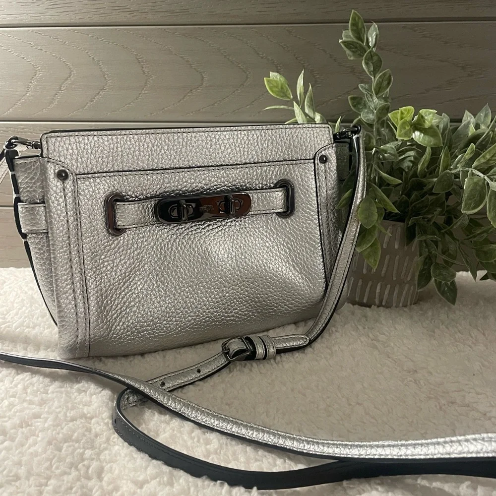Coach Swagger crossbody in metallic silver - Picture 2 of 8